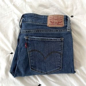Levi’s • 711 Skinny Jean - Distressed Knee & Hem